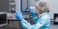 Technicien dans un laboratoire de contrôle qualité